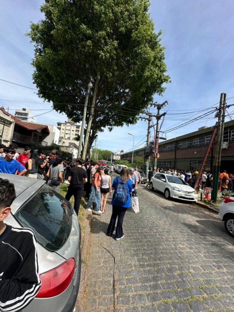 Evacuaron una escuela técnica de Banfield tras una explosión en el baño de varones. Afortunadamente no hay heridos