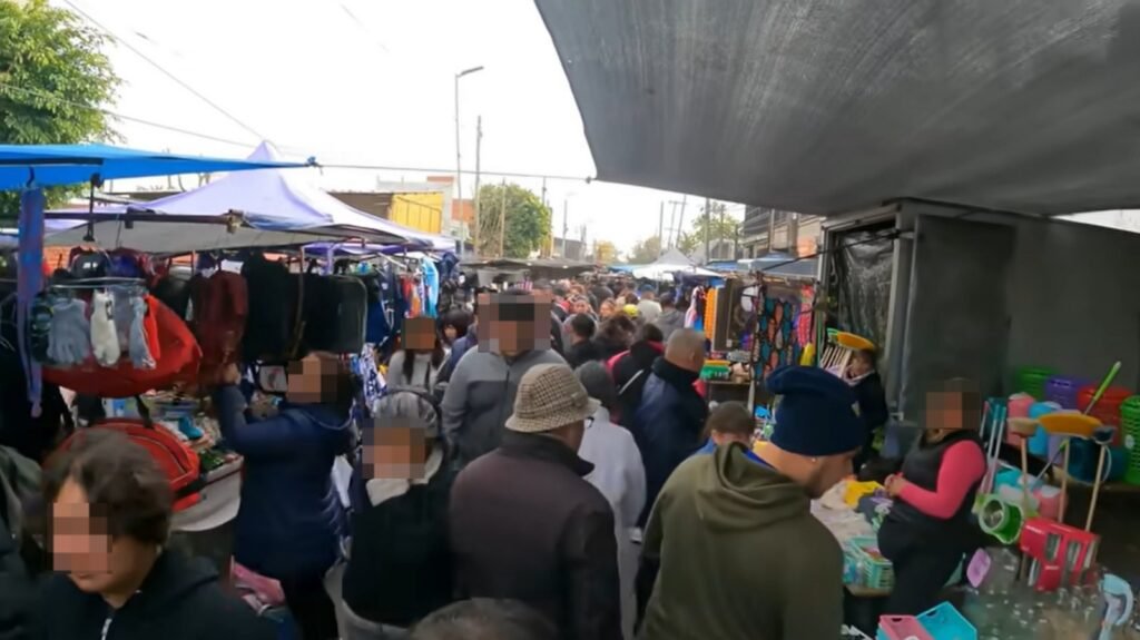 Crece la feria de Fiorito, un reflejo de la crisis económica y punto de mira en medios internacionales: "La odisea por llegar a fin de mes”
