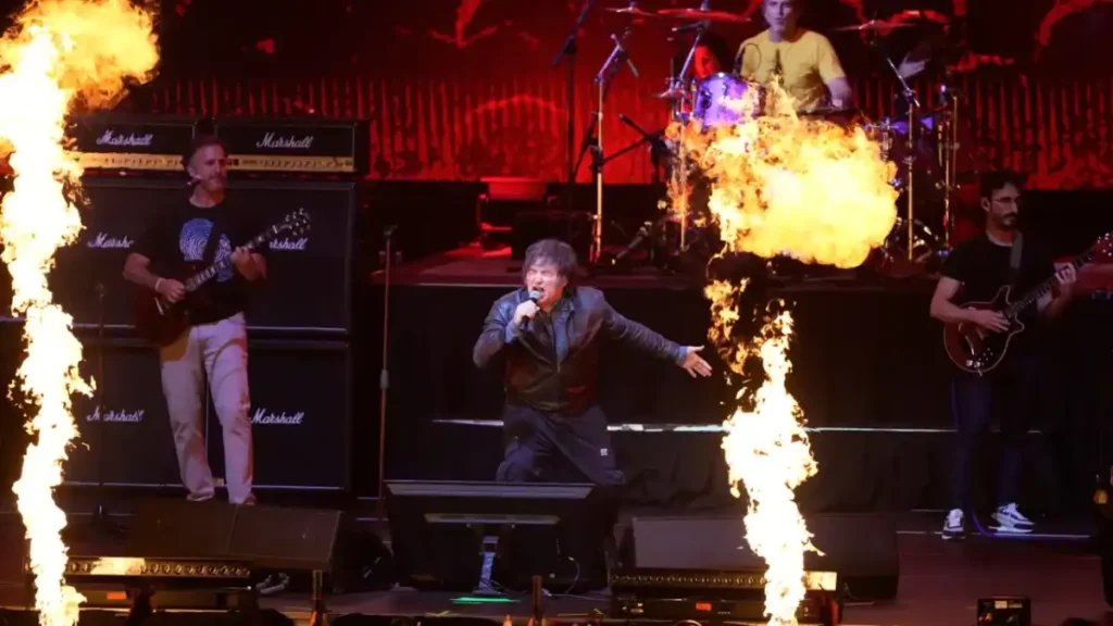 Javier Milei presentó su nuevo libro en un evento musical que combinó política y rock, instando a sus seguidores a perseverar hacia las elecciones legislativas