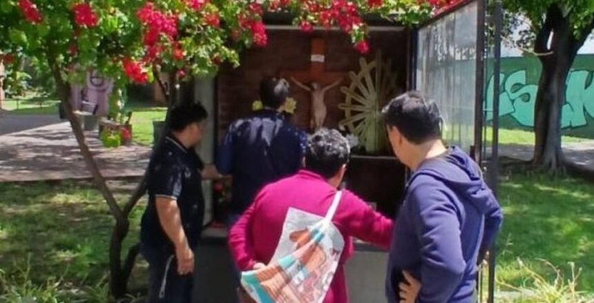 Sacrilegio en Liniers: vandalizaron una imagen de la Virgen de Luján