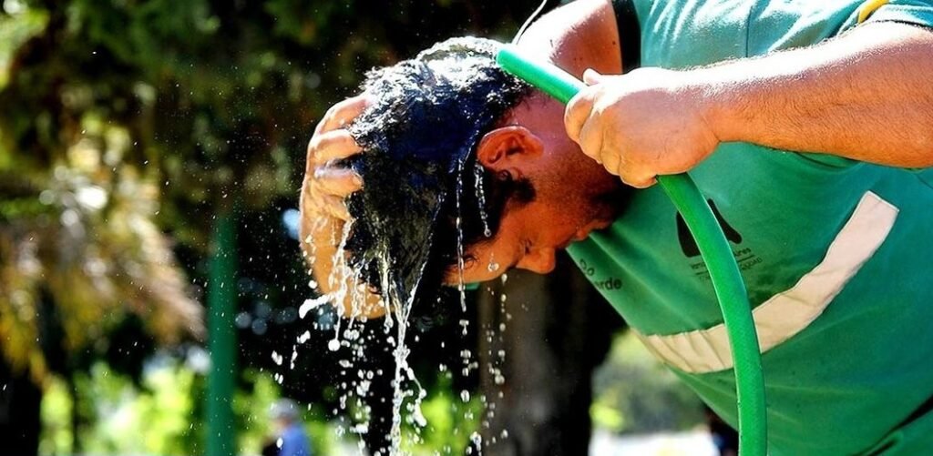 Cómo prevenir el golpe de calor en medio de temperaturas que superan los 38 grados