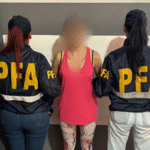 Detención de una mujer por parte de dos agentes de la Policía Federal Argentina durante un operativo.