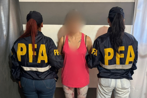 Detención de una mujer por parte de dos agentes de la Policía Federal Argentina durante un operativo.