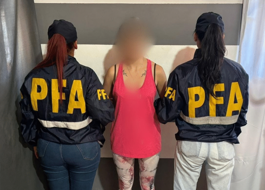 Detención de una mujer por parte de dos agentes de la Policía Federal Argentina durante un operativo.