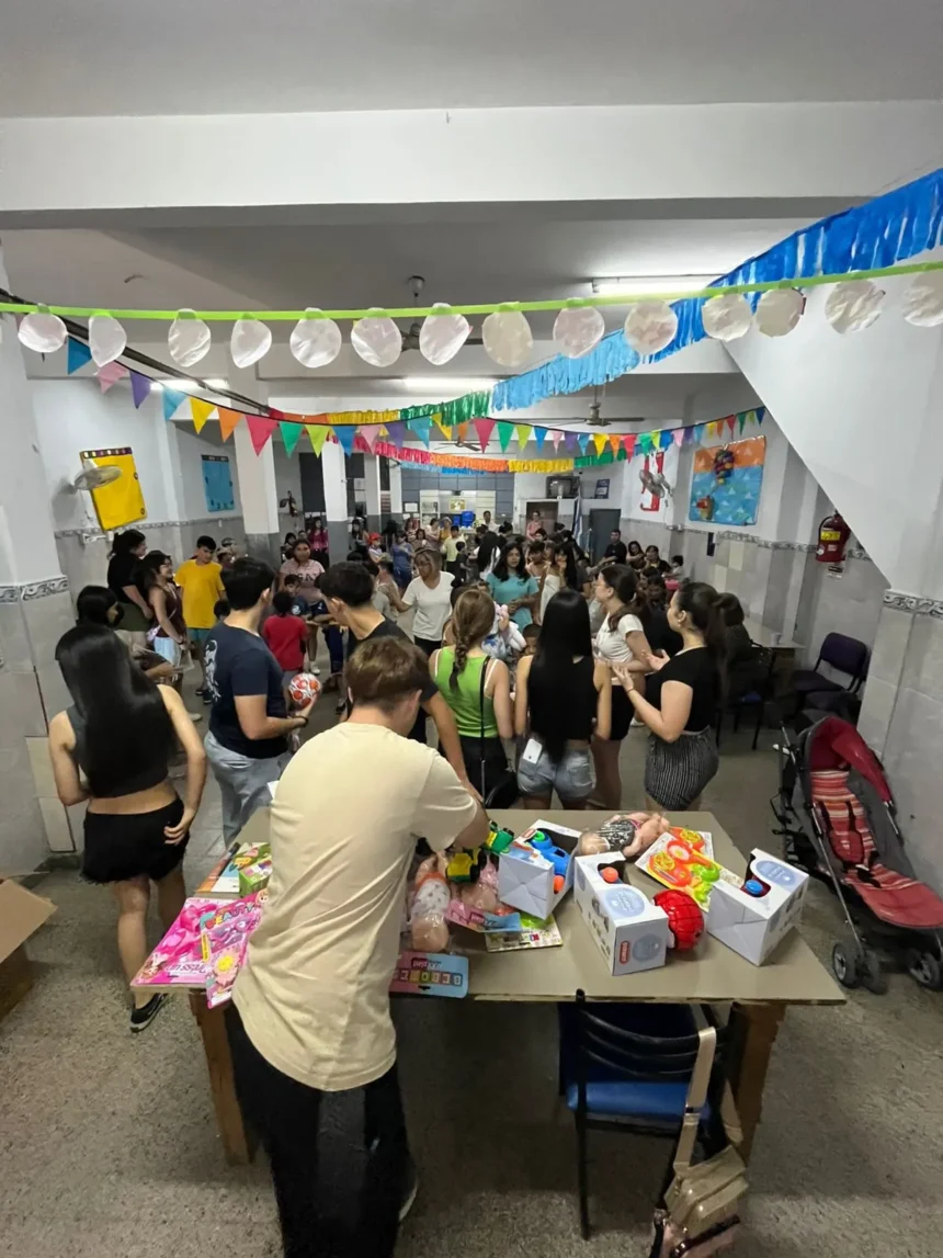 egresados de Turdera donan juguetes